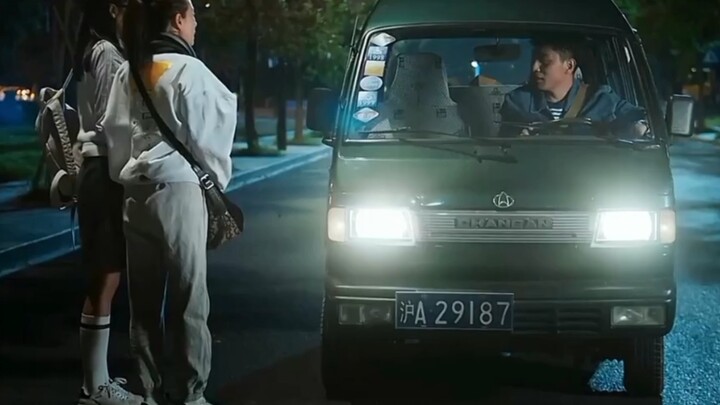 Anh Diệp, lái một chiếc xe bánh mì mà cũng tán đổ được hai cô gái! Tài thật