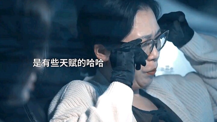 Dì ấy trời sinh đã có tài năng xuất chúng, mơ ước trở thành điệp viên – môi đỏ rực và áo khoác da cự