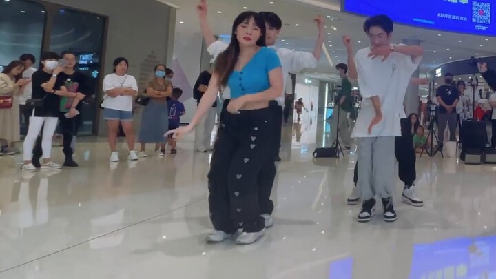 【LISA+HyunA&Yida】เพลงใหม่ใช้ MV พลิกการเต้นแบบสุ่มอย่างรวดเร็ว (kpop ในที่สาธารณะการแสดงโรดโชว์ Chen