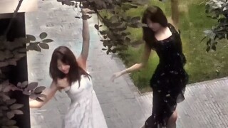 Bạn thì vui vẻ còn tôi thì thờ ơ. Chúng ta đã trở thành bạn tốt...