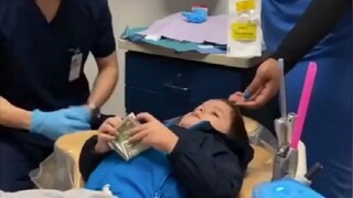 Dokter gigi muda ini sangat piawai dalam membujuk anak-anak, ya!