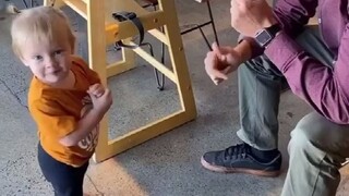 不到2岁的女儿，第一次尝试给双耳失聪的爸爸翻译、介绍情况