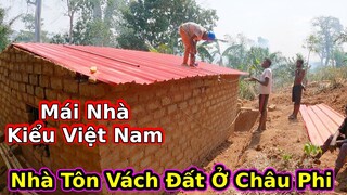 Công tác lên mái nhà anh chàng châu phi như thế nào?||2Q Vlogs cuộc sống châu phi