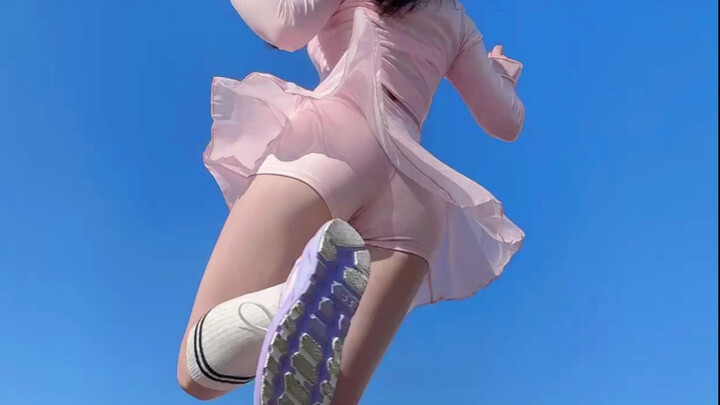 Cô ấy đến rồi, cực kỳ sôi động!