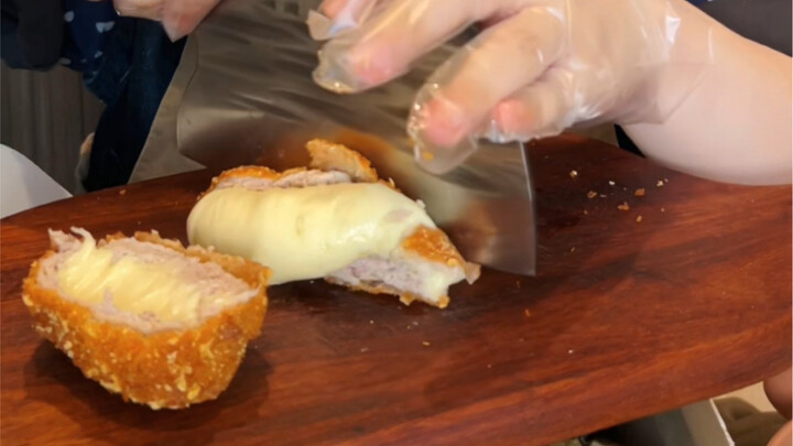 หมูทอดคั่วกลิ้งชีส ขาไก่พะโล้ซอส