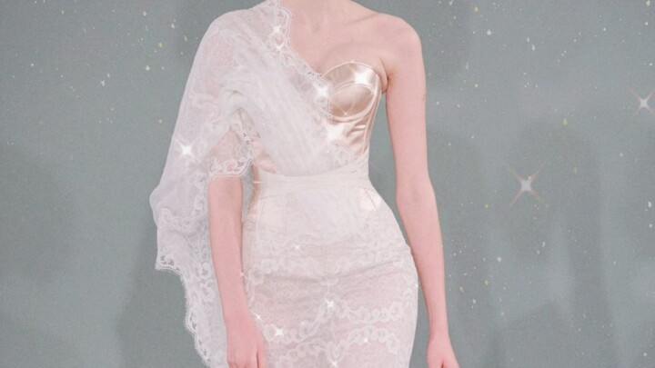 Custom-made outfit paired with Dilraba—she's a knockout on the red carpet! (I really want Dilraba's 