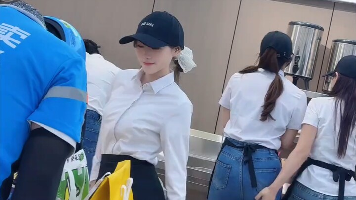 【Bingbing】Your milk tea is still being shaken!