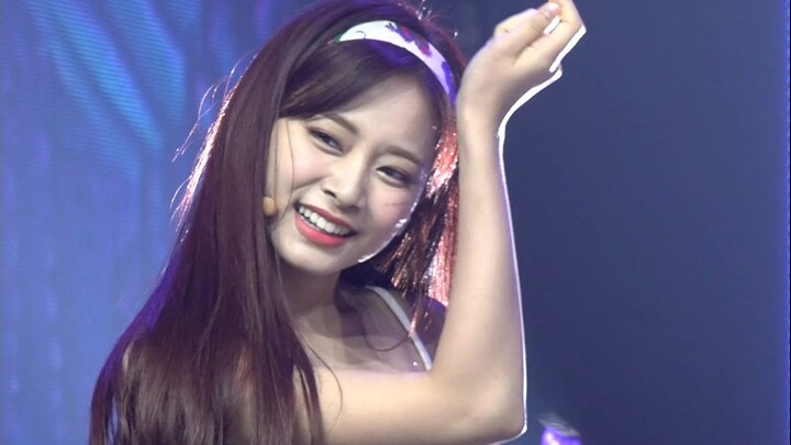 [Zhou Ziyu] One of those makeup looks from years ago that 90% of TWICE fans haven’t seen, relying en