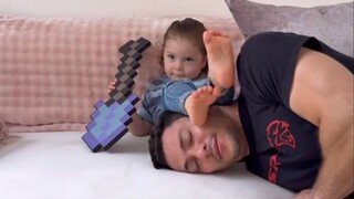 爸爸把头放在宝宝腿上看宝宝的反应~