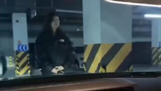 “爸:我说咋女儿走了之后~总感觉家里空落落的”