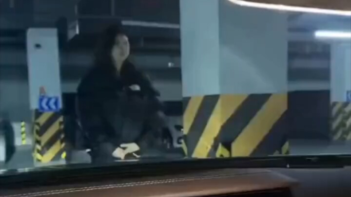 "Bố: Tại sao ngôi nhà lại trống trải thế này sau khi con gái bố rời đi?"