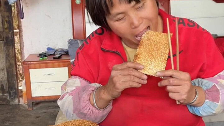 The Joy a 3-Yuan Gift Brings to a Blind Mother
