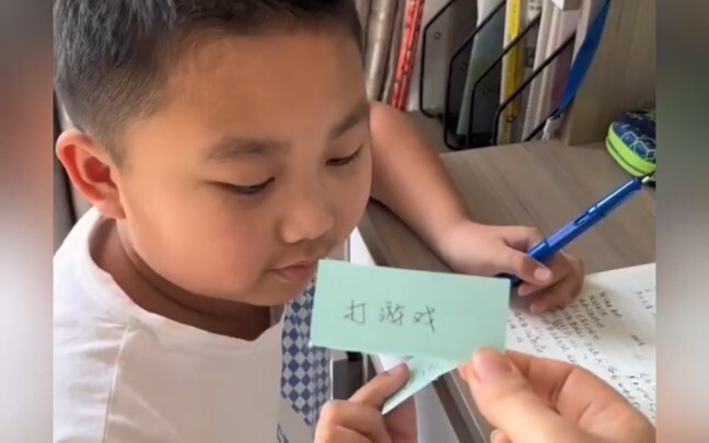 ما بقي كثير من الأطفال محظوظين هيك، لازم أمّه تعامله بأحسن ما يكون!