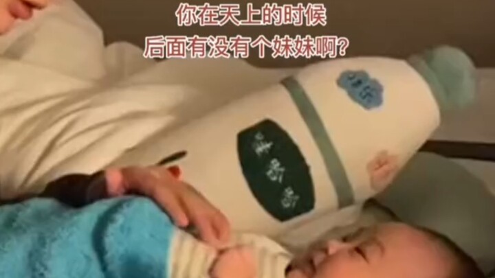 التواصل بلا حواجز بين الأب وابنه البالغ شهرين: "أنا هنا فقط لأحمل لك الخبر!"