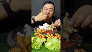 MAKAN LALAPAN KUNYIT MENTAH + SAMBEL MENTAH IKAN ASIN NIKMAT TIADA TARA