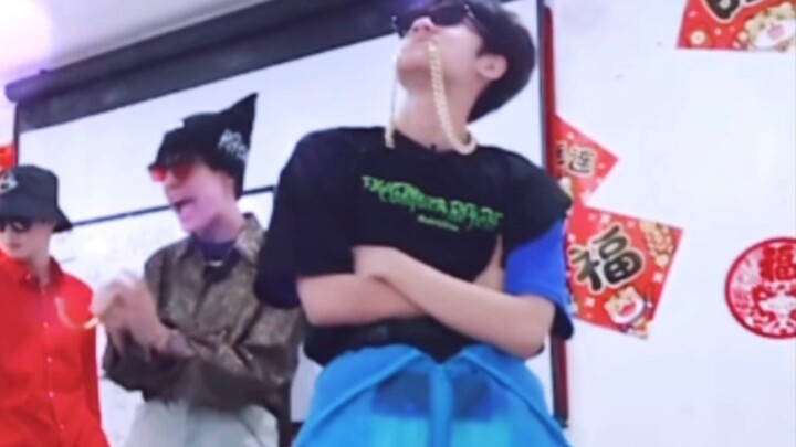 【تشانغ جون هاو】تشانغ شون: لا بأس في إظهار عضلات صدرك قليلاً (لا بد من القول إن تشانغ شون لديه بعض ال