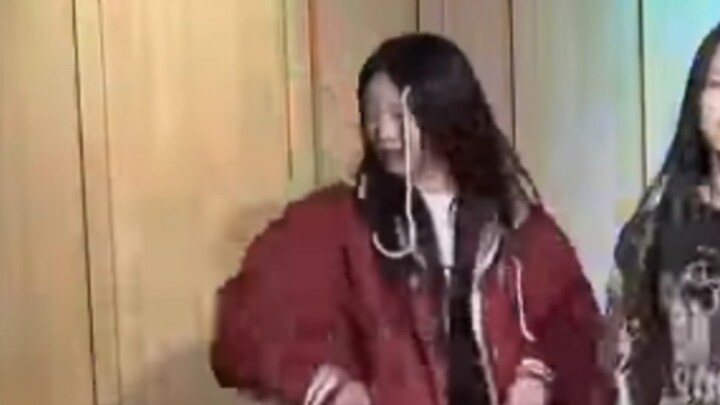 【Haerin两点出逃】跳舞的时候带子粘在脸上哈哈哈哈