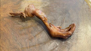Cut a goose paw into a plate