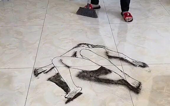 الصورة الأولى لموقع الجريمة، والصورة الثانية لمنطقة الدفن في الجبل.