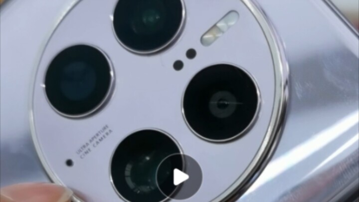 Chưa đầy ba giờ sau khi Huawei Mate 50 ra mắt, ống kính phía sau của mẫu máy trưng bày đã bị phá hoạ