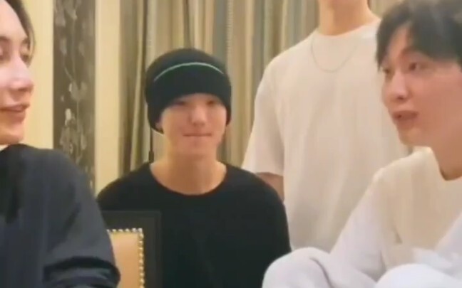 The awkward greeting between SEVENTEEN and NewJeans was revealed, it was so funny~ Hahaha!