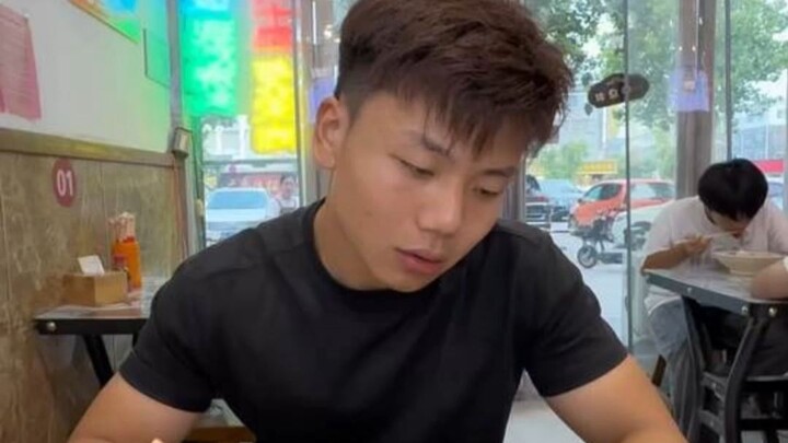 เมื่อหนุ่มๆ ได้กินของอร่อย (เผยแพร่หลังปรับปรุงแล้ว)