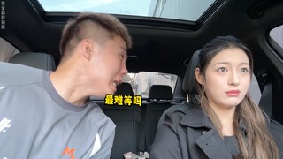 แฟนคุณทำอะไรเมื่อเธอนั่งอยู่ที่เบาะข้างคนขับ?