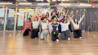A New Year's Eve dance that will make you smile from ear to ear~it brings you the full joy!