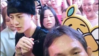 Saya mendengar bahwa video paman Thailand yang merekam Jackson Wang menjadi viral baru-baru ini! ! C