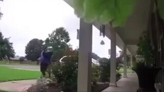 A foreign man ordered takeout and asked the delivery guy not to ring the doorbell so as not to wake
