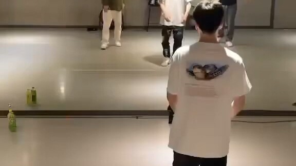 You will feel that YOUNGJ's street jumping MEGA mission is more awesome and difficult if you look at