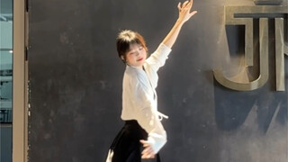 [Luo Chun Fu] This song is so gentle. I really like to wear a horse-faced skirt and dance [minyi cho