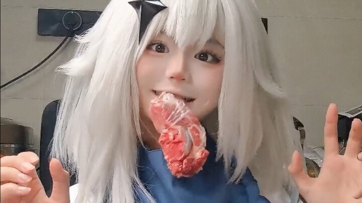 المسافر يرغب في تناول لحم مطهو مع تفاح الشمال