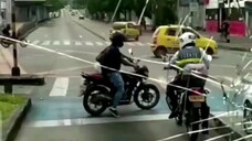 karena di klakson waktu lampu merah, pemotor jengkel yang mengakibatkan melayang nya batu bata