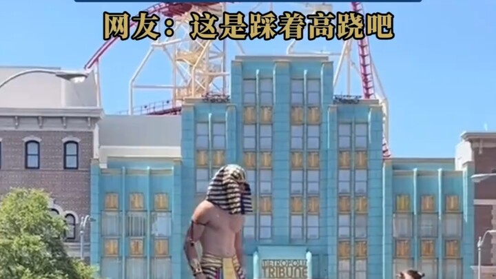 A netizen unexpectedly ran into a "giant" at an amusement park in Egypt—the sense of intimidation wa