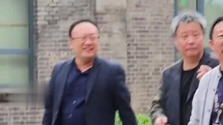 Một cô gái tình cờ gặp thầy Dư Hoa và khẽ gọi: “Chú chó nguệch ngoạc”. Thầy Dư Hoa nghe thấy liền nh