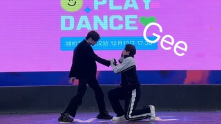 The tenor and the domineering president danced Gee together