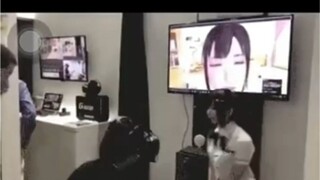 Kemudian, meskipun dia sudah mencoba semua VR yang ada, dia tetap tidak bisa menemukan kembali peras