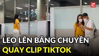 Phớt lờ cảnh báo, nữ du khách vẫn leo lên băng chuyền sân bay quay clip