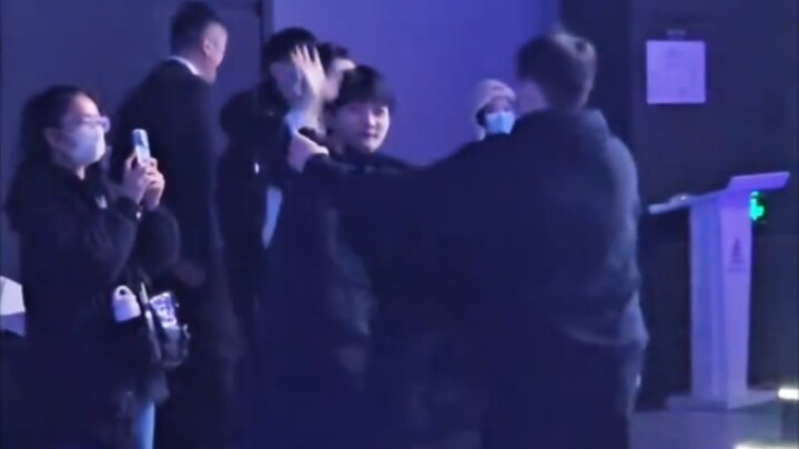 【Zhou Shen】Yangyang: Chasing after the boss all over the venue, draping a coat over them