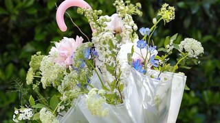 雨伞撑开可以挡雨遮阳，合上可以插花，你想到了吗？【原创视频，禁止盗用】