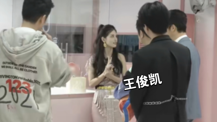Wang Junkai’s new variety show: a gorgeous girl openly says she’s even more smitten with him—how cou