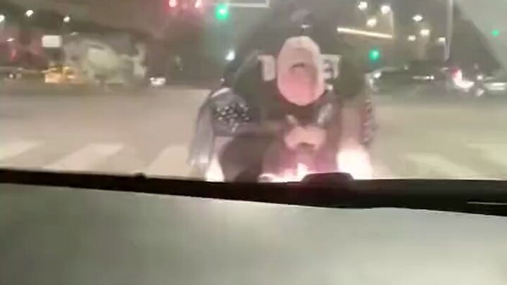 หนูน้อยน่ารักบนรถจักรยานไฟฟ้าด้านหน้า