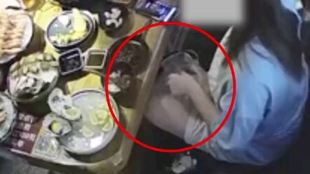 Woman Can’t Finish Buffet, Secretly Packs Away Over 40,000 Yuan Worth of Food