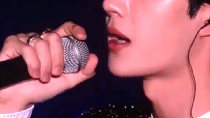 ไอ้คนนี้มันใครวะ?? แค่จอใหญ่ซูมมาที่หน้ามันก็กรี๊ดแล้ว ทำไมมีคนหน้าตาแบบนี้ได้เนี่ย?! หล่อเกินไปแล้ว