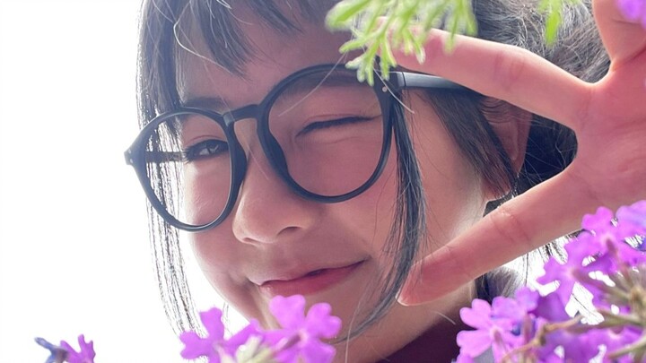 Up được một nhóm nhiếp ảnh gia vây quanh để chụp ảnh răng khi anh đến tham dự một hội nghị truyện tr