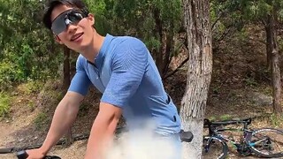 "Một chú chim hơi to" Một cậu bé đang đạp xe thì gặp chủ xe đạp trị giá 140.000 nhân dân tệ. Cả chiế