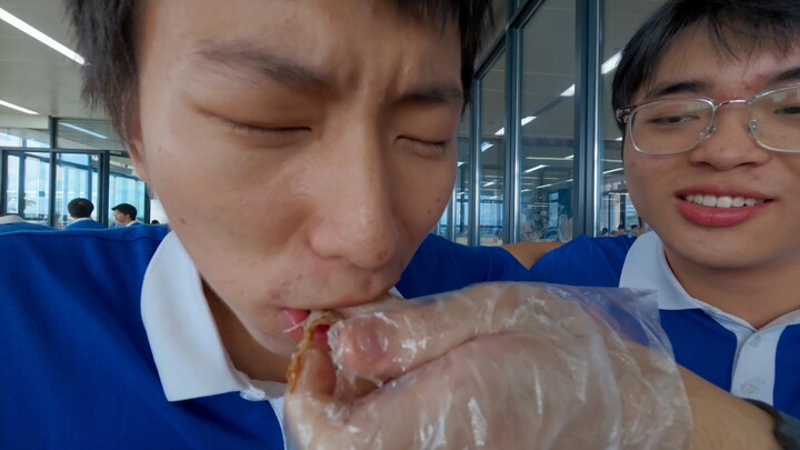 คนผู้หลงใหลในอาหารลึกซึ้ง เมิ่งเลี่ยกล่าวว่า ลองชิมไก่อบเตาอีกครั้ง