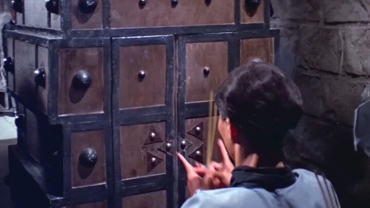 หนุ่มคนหนึ่งโยนก้อนหินลงบ่อ ใช้ละอองน้ำที่กระเด็นขึ้นมาสระผม ผ่านไปสามปีกลับเปลี่ยนแปลงตัวเองจนกลายเ