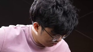 الفرق بين تعلم العزف على الجيتار بالاصبع في يوم واحد وعشر سنوات